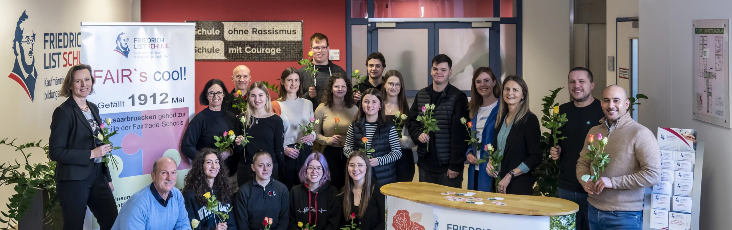 Gruppenbild Fairtrade Rosenaktion